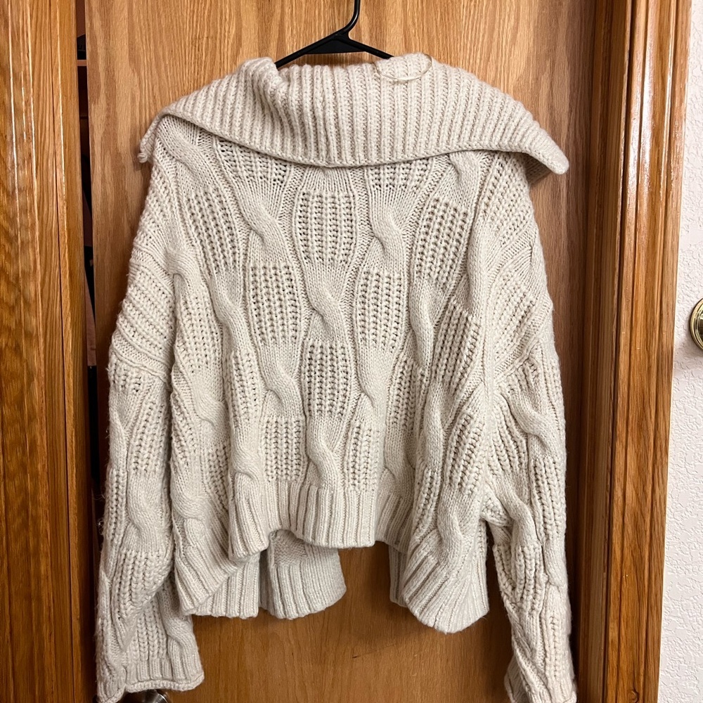 Universal Threads Women’s Cream Chunky Cable Knit Cardigan - Picture 8 of 9